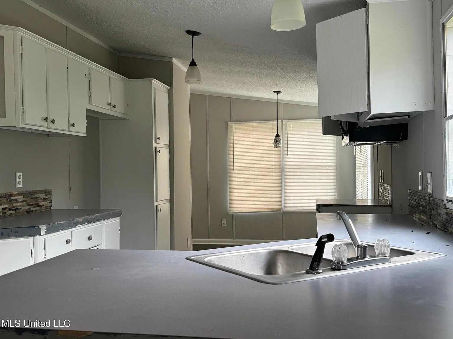 3 bed, 3.0 bath, 1456 sqft, $1,000 — Photo 4