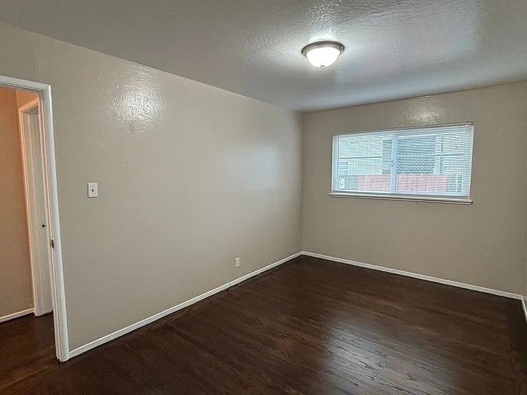 F00221 — Photo 12