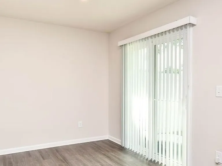403 Hampton Townes Dr — Photo 7