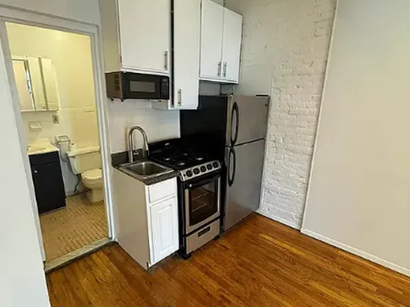 370 West 46th Street image 8 of 9