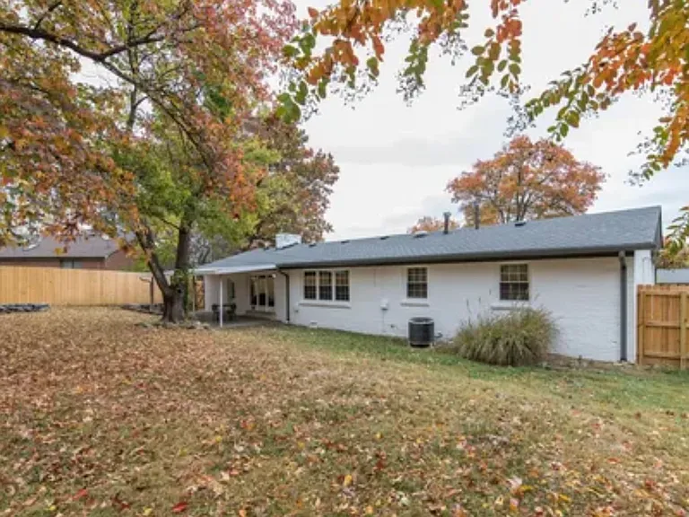 1027 Gainesway Dr — Photo 3