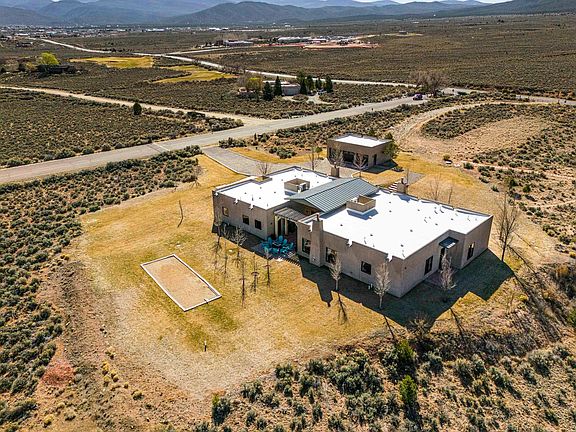 3rd image of 8 Golf Course Dr