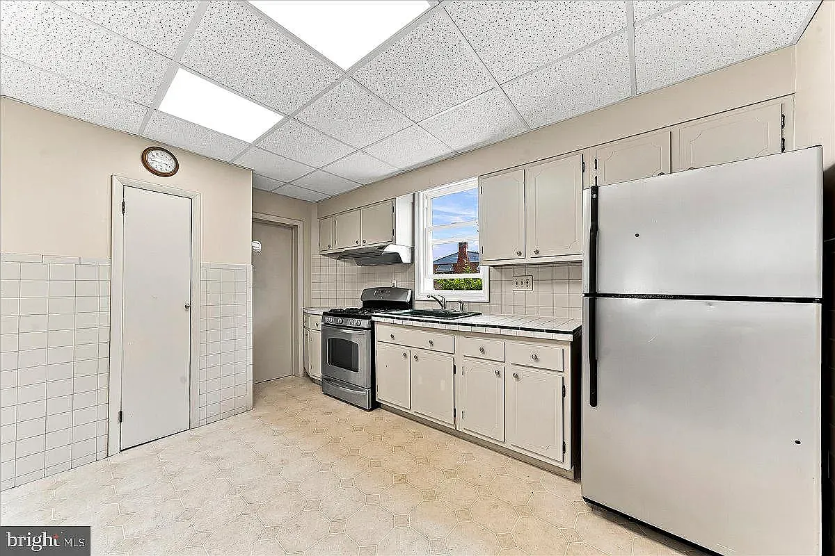 Spacious 3BR/1BA First-Floor Unit with Huge Backyard, Basement & Laundry — Photo 3