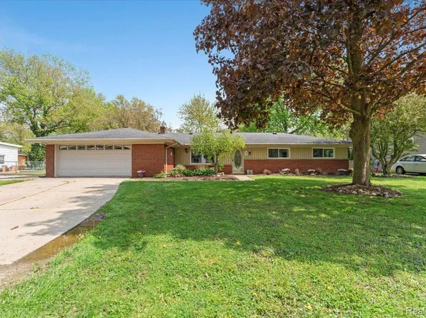 25461 7th St, Grosse Ile, MI 48138
