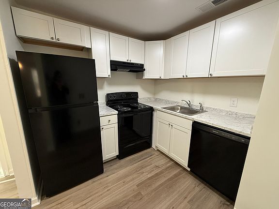 3rd image of 180 Reed St