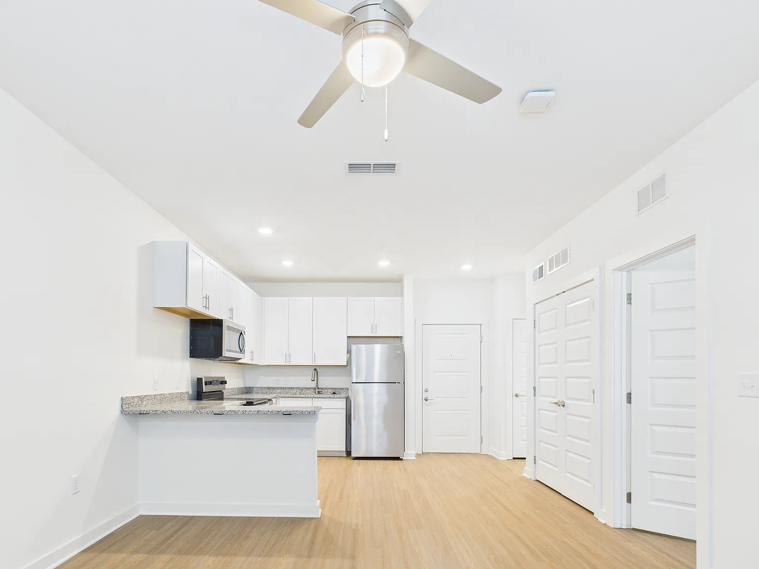 1 bed, 596 sqft, $1,399 — Photo 4