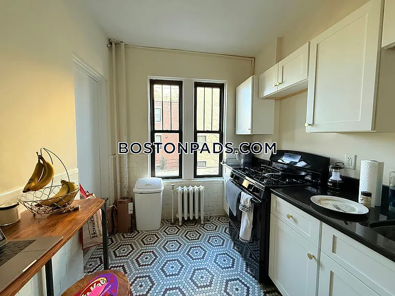 452 Park Dr #4 — Photo 2