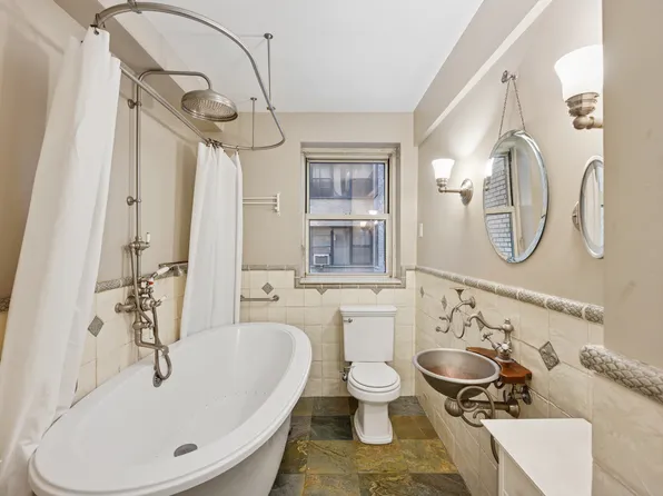 424 East 52nd Street image 10 of 16