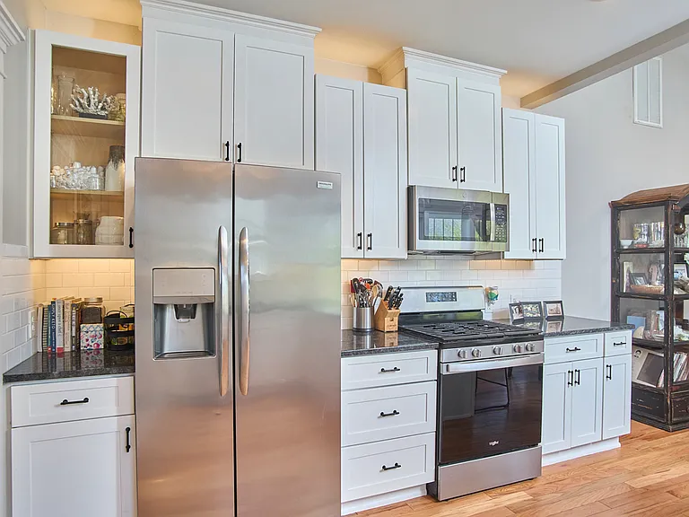 Stainless steal appliances
Under and over cabinet dimmable lighting
Gas range