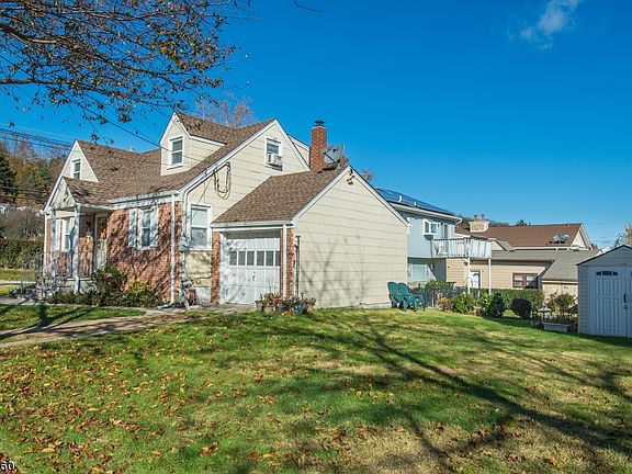 3rd image of 204 Elmwood Dr