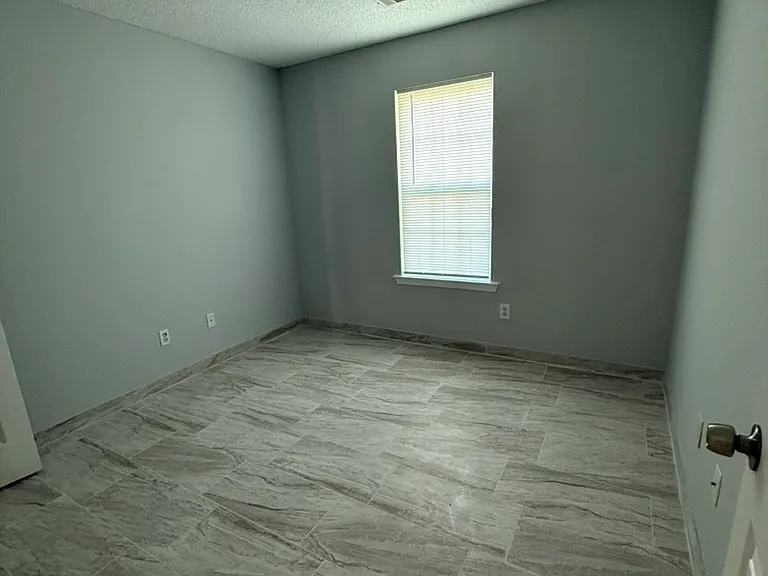 213 Kentshire Ln — Photo 4