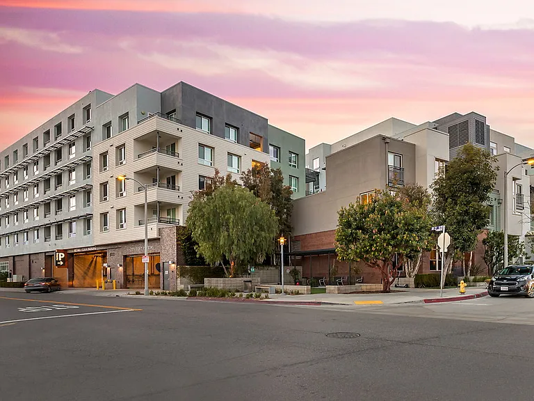 Wilshire La Brea — Photo 43