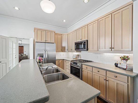 5th image of 32 Abbott Sq