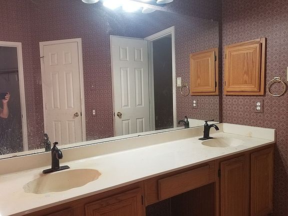 3rd image of 821 Bellflower Dr