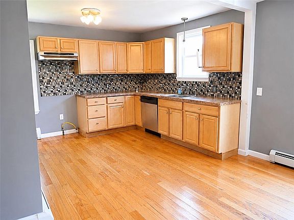 4th image of 19 Dryden Blvd