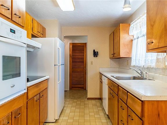 4th image of 5908 Chatsworth Dr
