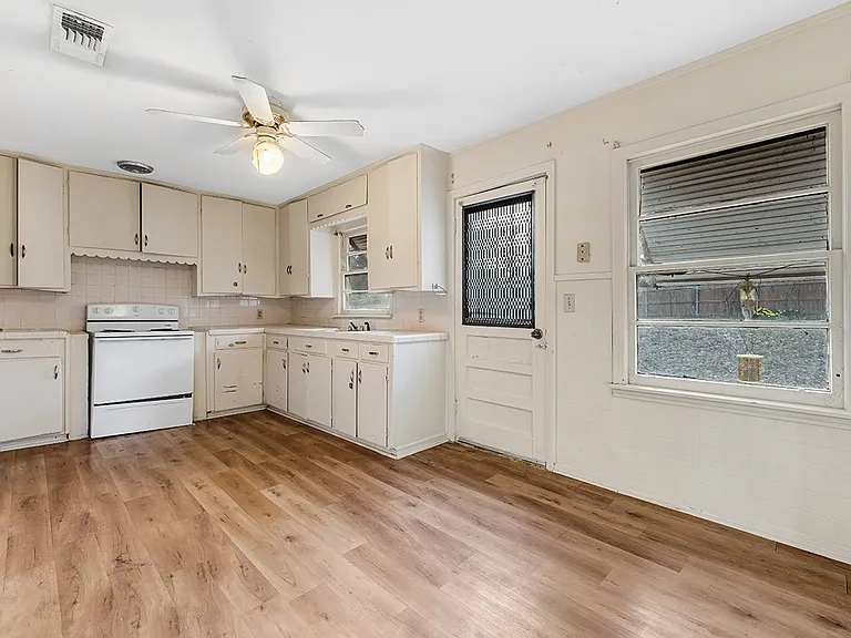 1121 Wheeler St — Photo 11