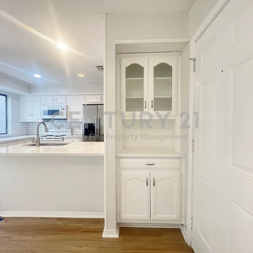 Well Maintained 3/2/2 Duplex Ready For Rent! — Photo 4