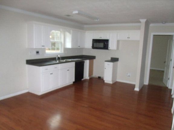 3rd image of 801 Westlawn Dr