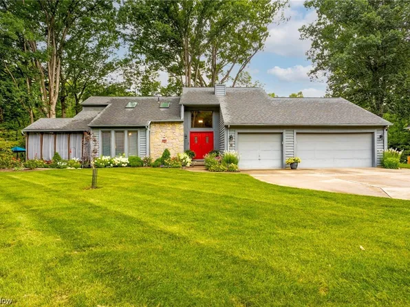 23 Glen Oaks Ln, Berea, OH 44017