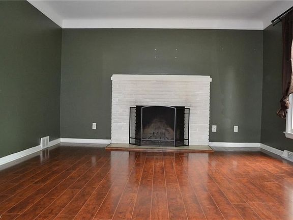 5th image of 225 E 272nd St