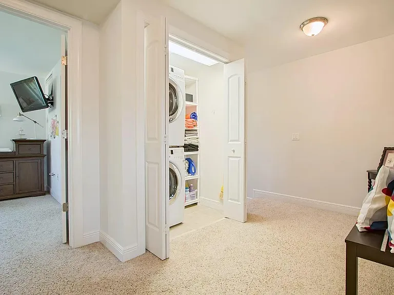 708 SE 15th St #5 — Photo 3