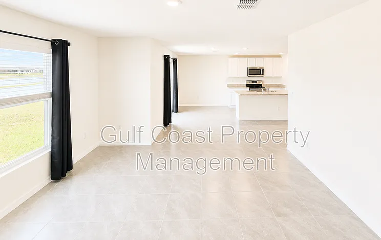 4 bed, 3.0 bath, 2371 sqft, $2,550 — Photo 3