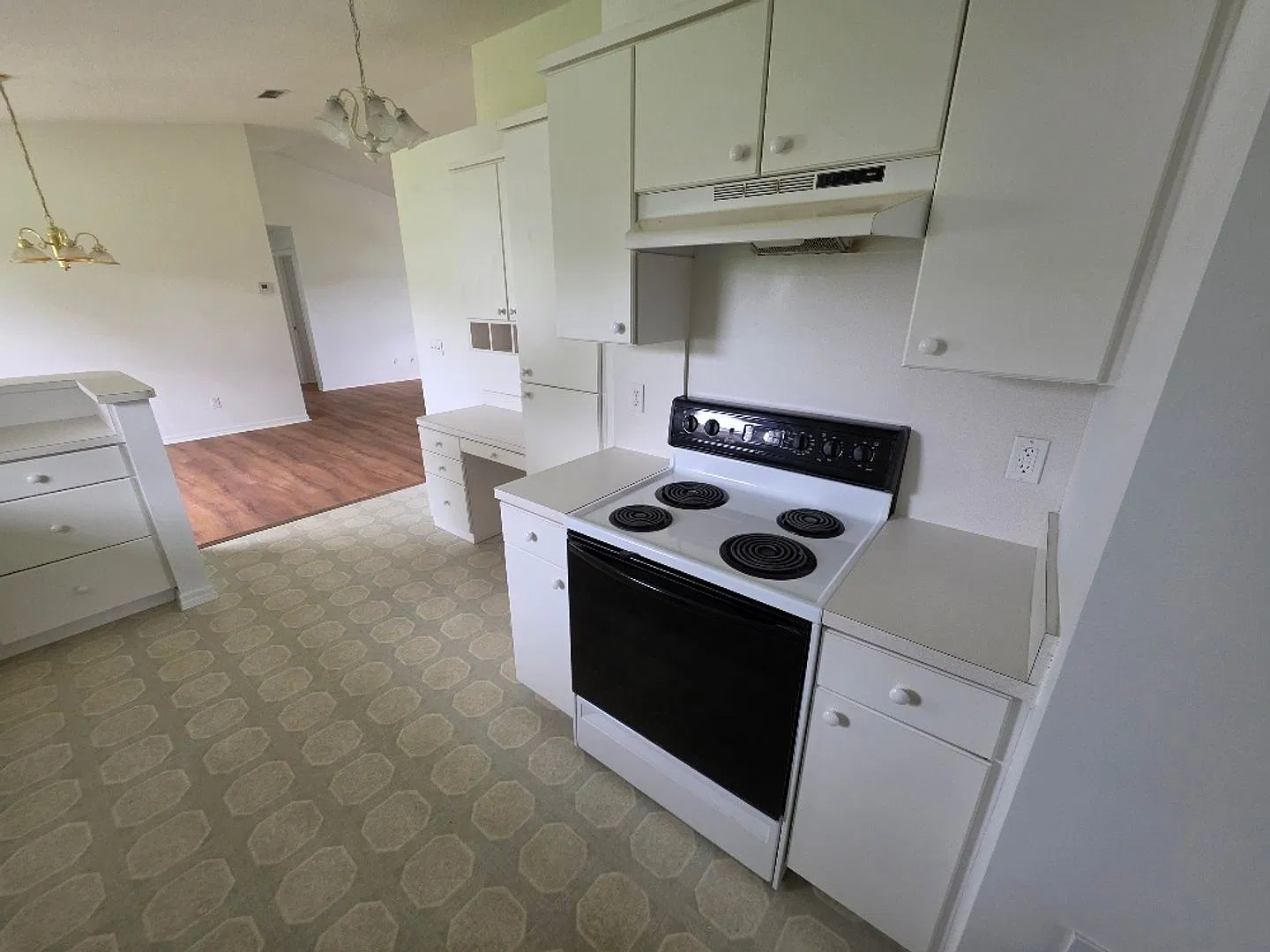 Spacious 3 Bedroom 2 Bath Edgewater Home — Photo 4