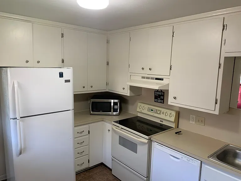 122 E Blake St — Photo 9