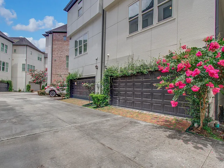 9532 London Bridge Sta — Photo 42