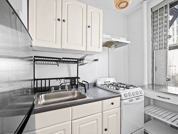 5th image of 17 W 64th St APT 6E