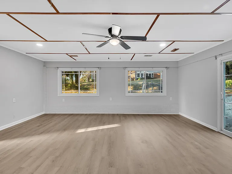 Sunlea Ln — Photo 6
