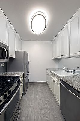 4th image of 101 W 55th St #1302