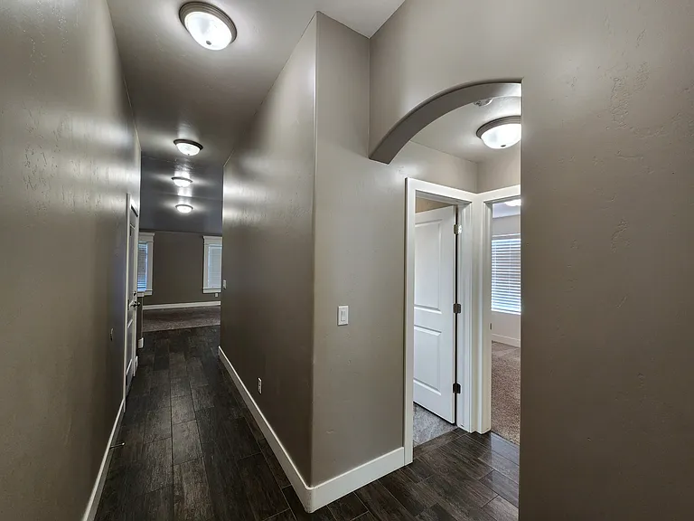 3448 N Coral Way — Photo 2