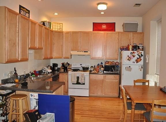 2nd image of 3055 N Sheffield Ave #421