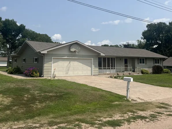 706 N B St, Fairfield, NE 68938