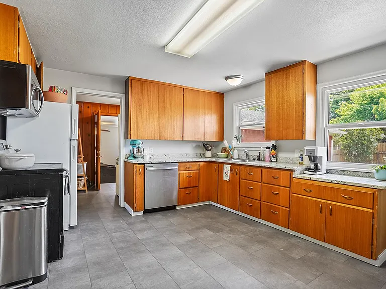 221 E State Ave — Photo 5