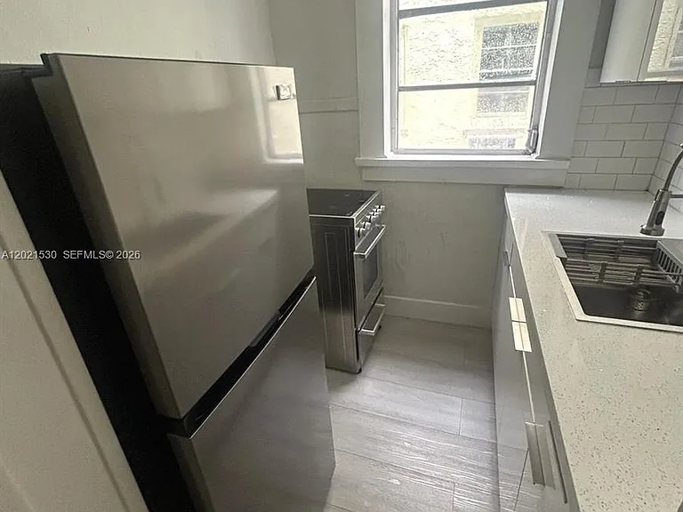 967 SW 5th St #10 — Photo 4