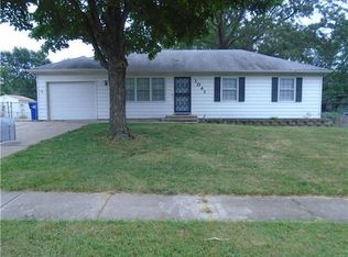 1041 W Fairwood Ln, Olathe, KS 66061