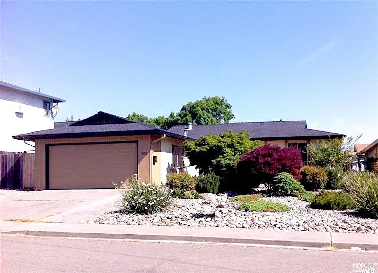 422 Lily St photo 1