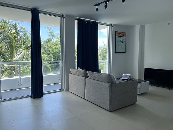 4th image of 2020 Prairie Ave APT 301