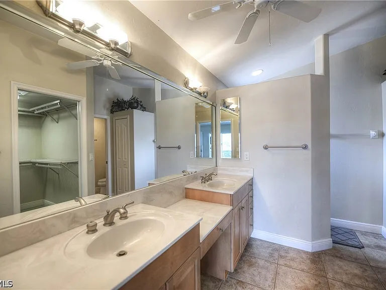 409 SW 7th St — Photo 9