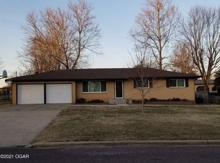 916 Hillcrest Dr, Monett, MO 65708