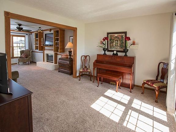 3rd image of 39346 Thornfield Dr