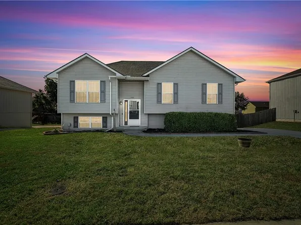 1107 Viola St, Smithville, MO 64089