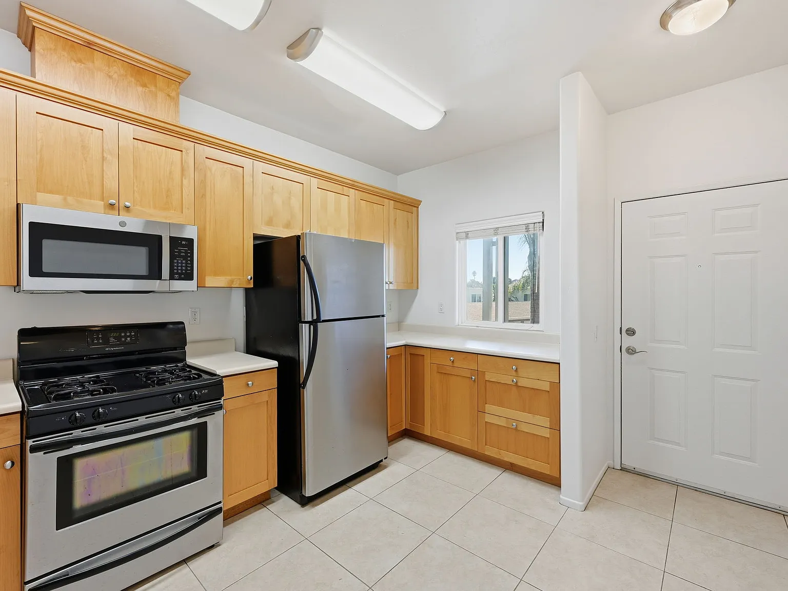 2 bed, 900 sqft, $4,000 — Photo 3