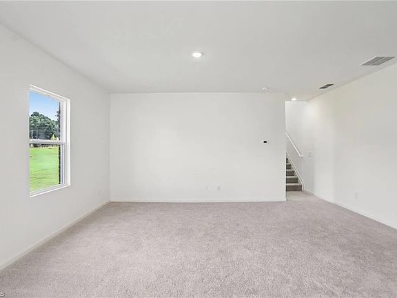 4th image of 985 Riverbank Dr