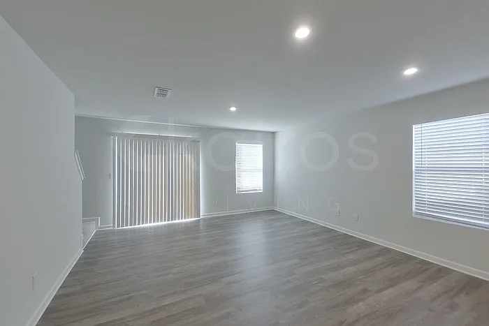 3 bed, 2.5 bath, 1648 sqft, $1,675 — Photo 3