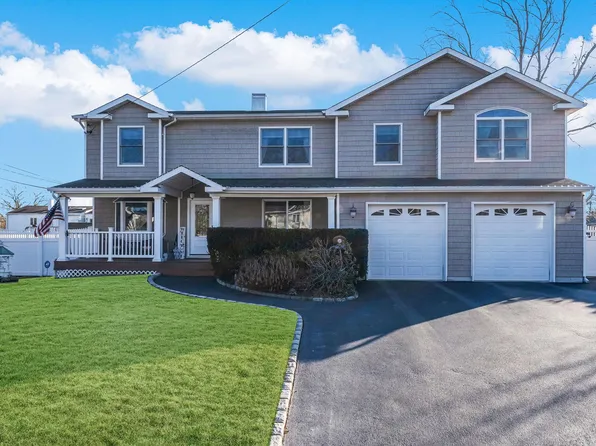 8 Remington Avenue, Selden, NY 11784