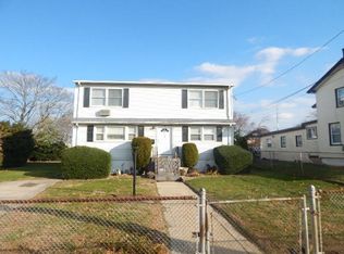 24 Henry St, Inwood, NY 11096